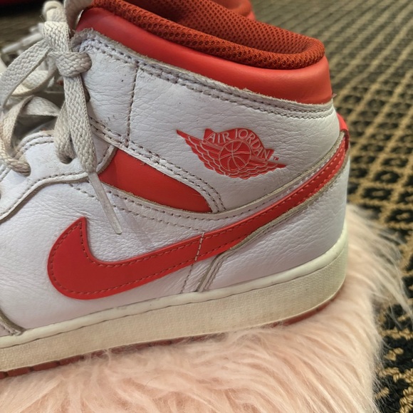 Nike White and Red Women's Sneakers - Picture 3 of 11